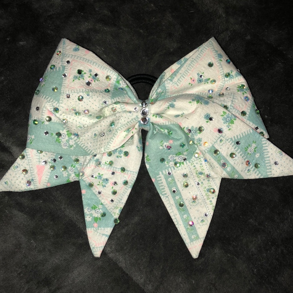 Cheer bow